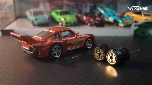 Xe mô hình kim loại đặt cạnh bộ bánh cao su mâm độ phát sáng cao cấp