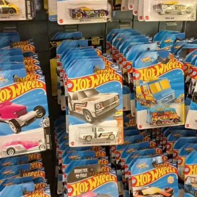 kệ Hot Wheels ở siêu thị