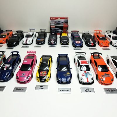 Mô hình hotwheels initial d trưng bày cùng phông nền anime
