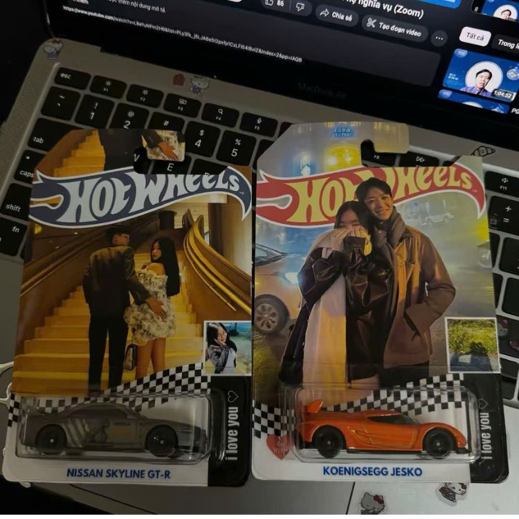 Custom card Hot Wheels giúp xe mô hình 1:64 nổi bật hơn khi trưng bày, làm quà tặng hoặc bổ sung vào bộ sưu tập diecast