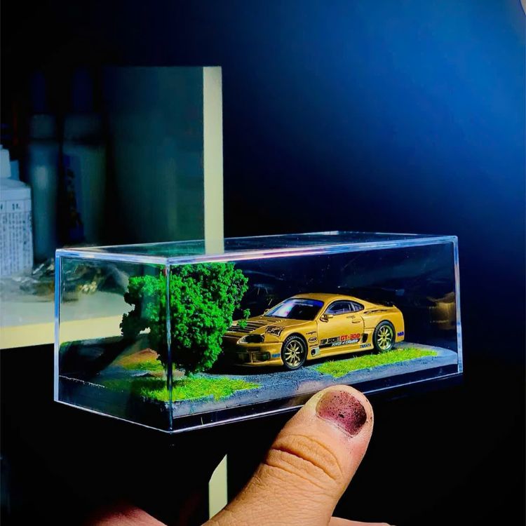 diorama-hop-mica Tiểu cảnh cây xanh trong diorama hộp mica trưng bày xe mô hình 1:64