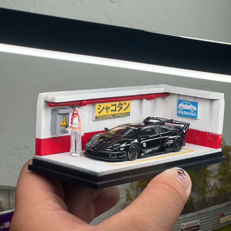 diorama-nhat-ban Chi tiết xe mô hình 1:64 đặt trong diorama hộp mica phong cách JDM có nền đường và cây xanh