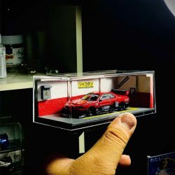 Góc nghiêng diorama hộp mica trưng bày xe mô hình 1:64 với tiểu cảnh phong cách đường phố JDM