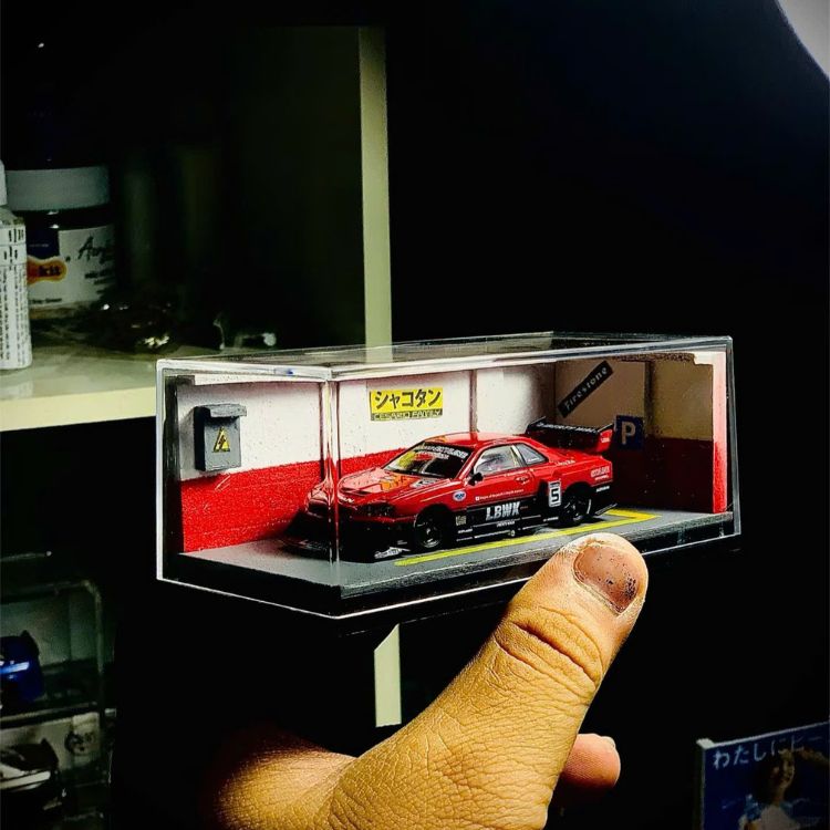 diorama-style-jdm Góc nghiêng diorama hộp mica trưng bày xe mô hình 1:64 với tiểu cảnh phong cách đường phố JDM
