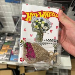 Custom card xe mô hình 1:64 theo yêu cầu, giúp mẫu xe trở nên độc đáo hơn khi trưng bày, sưu tầm hoặc làm quà tặng cá nhân hóa.