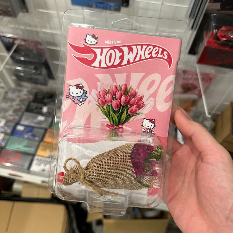 hoa-hong-hello-kitty Custom card Hot Wheels dành cho xe mô hình 1:64, phù hợp để trưng bày, làm card sưu tầm hoặc tạo điểm nhấn riêng cho bộ sưu tập diecast.