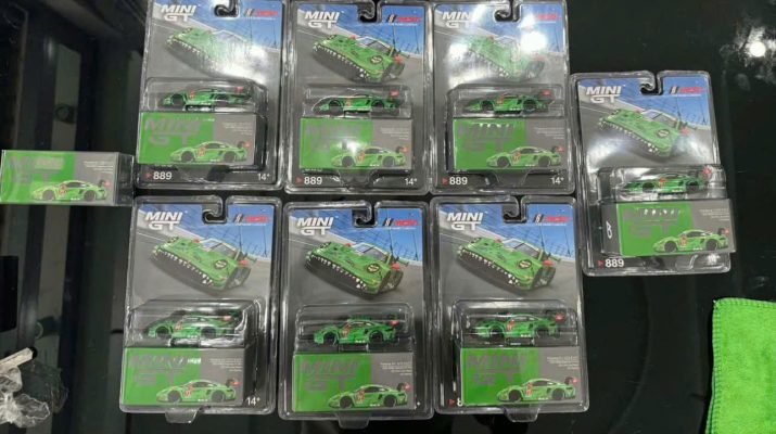 Lo xe mo hinh Mini GT Porsche 911 GT3 R AO Racing Rexy vi treo 1 64